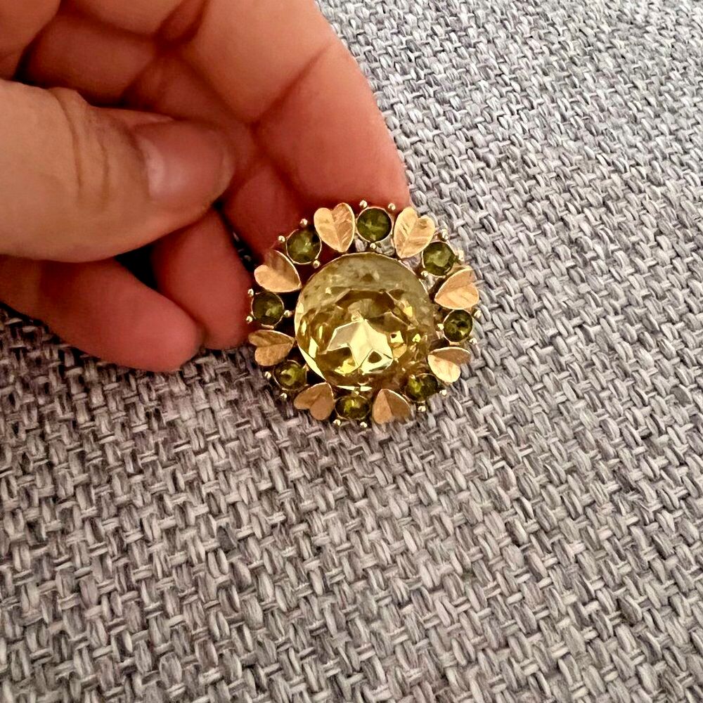 Vtg 90s Signed Avon Sun Brilliance Green Glass Gold Tone Round Brooch Pin Retro